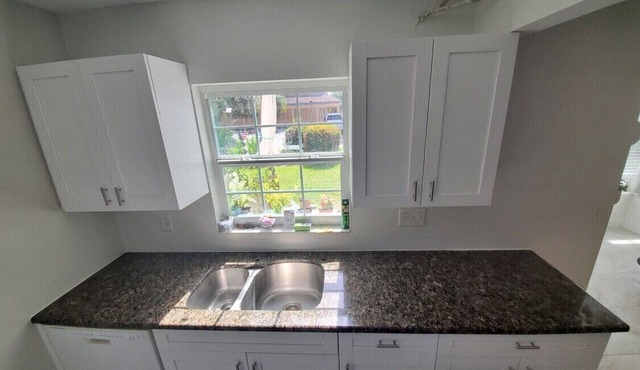 Charming 1-bedroom plus office/den apartment in prime location of Fort Myers FL