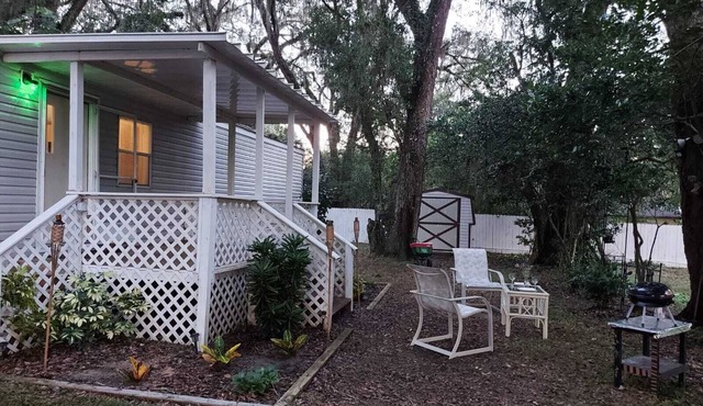 Charming 2-bedroom cottage in delightful Belleview with WiFi, AC