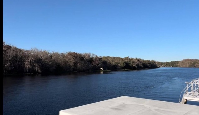 Charming 2-bedroom house boat on St John’s River in peaceful DeLand “Exeter”