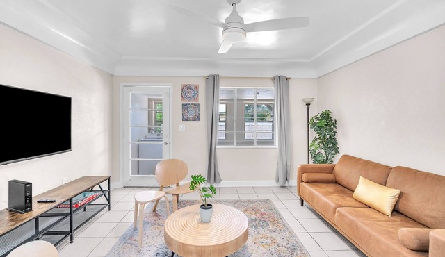 Charming 2BR Dania Beach Bungalow Getaway