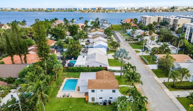 Charming 3-bedroom house in amazing Lake Worth Beach with WiFi, AC, private pool