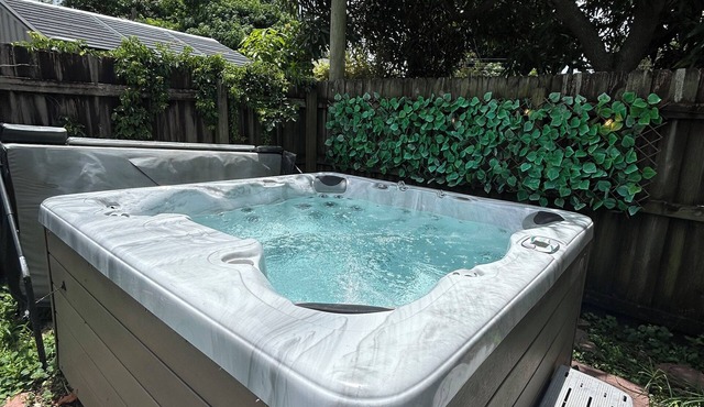 Charming 3-bedroom apartment in beautiful Hollywood with Hot Tub