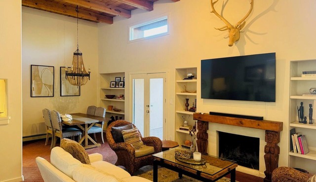 Charming 3-bedroom townhome in SE Santa Fe AC & WiFi. Monthly + rentals.