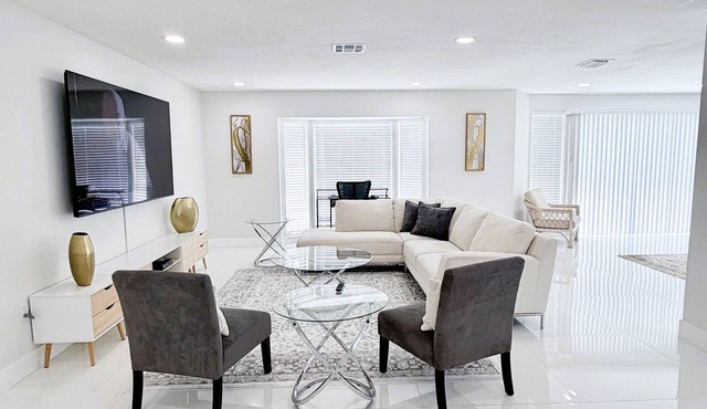 Charming 3BR/2BA Pool Home in Sarasota, Total Comfort, Minutes to Siesta Key!