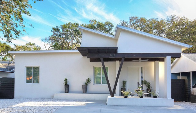 Charming 3BR Beach House. 3-Min Walk to the Beach. Great for Families