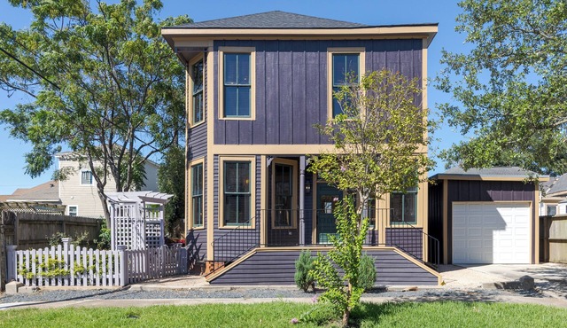Charming 4-bedroom house in Galveston with WiFi and AC