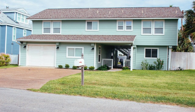 Charming 4-bedroom house with AC and WiFi in Rockport