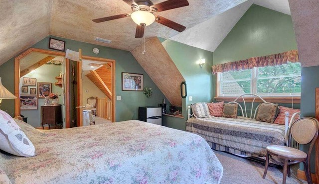 Charming Antiques-Themed Inn Room with Lake Access, Located Near Lake Helen, Florida