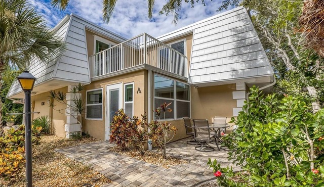Charming beachside 2-bedroom townhome with AC, WiFi in New Smyrna Beach