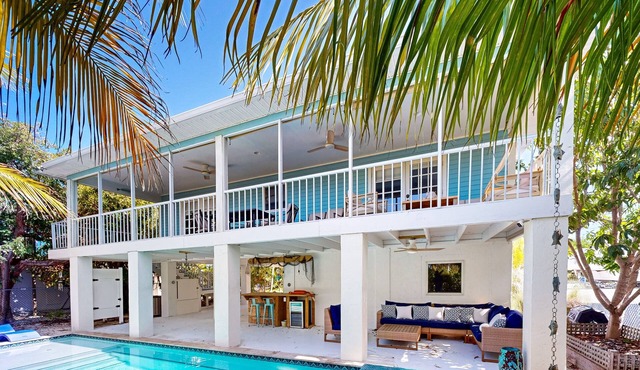 Charming canal-front retreat private Pool, AC, Wi-Fi, washer/dryer