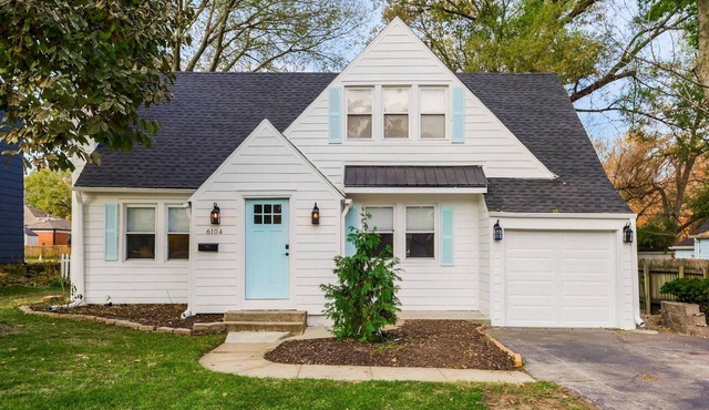 Charming Cape Cod w/fenced yard, dog-friendly in Fairway