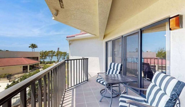 Charming condo waccess to shared pool, riverwalk & close to Island Ferry