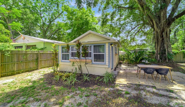 Charming, dog-friendly cabana in great location with WiFi & large yard