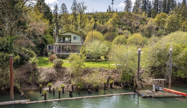 Charming home on the Siuslaw River with private dock, fire pit, WiFi, & W/D in Mapleton