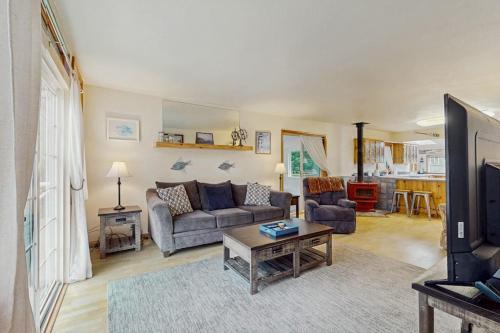 Charming home on the Siuslaw River with a fire pit WiFi & W&D in Mapleton