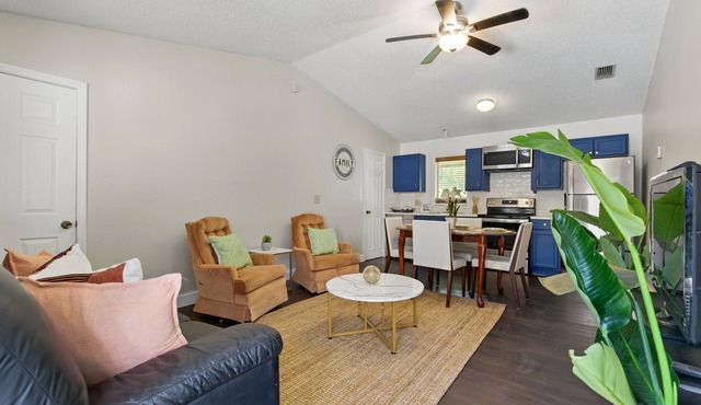 Charming Large 1-bedroom cottage with AC, WiFi in serene Loxahatchee
