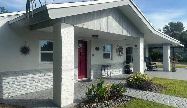 Charming Old Florida Cottage style apartment in convenient location!