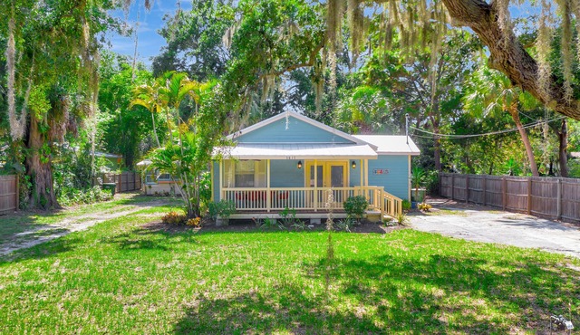 Charming Old Florida home & cabana close to everything with W/D & WiFi - dogs OK