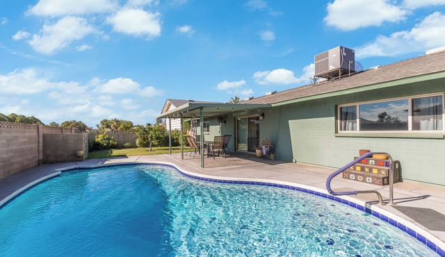 Charming, pet friendly 3-bedroom house with pool, AC & garage, in sunny Phoenix