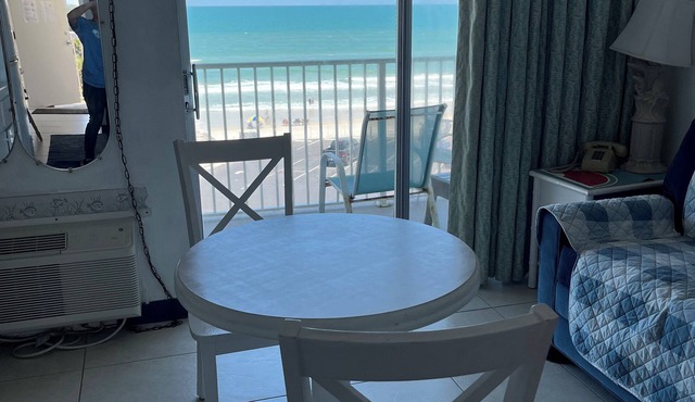 Charming resort in Daytona Beach, Beautiful Oceanview with King size bed 517