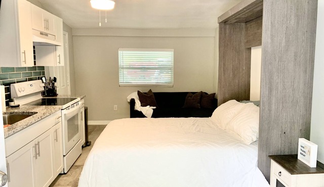 Charming Southside Studio - Centrally Located