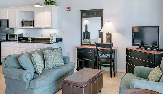 Charming Studio for 2 - Pool Views - Next Door to Alys! in Panama City Beach