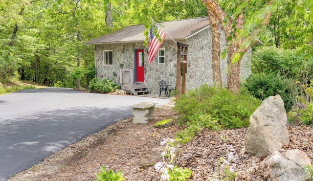 Charming Studio Cottage in Brasstown: Secluded Gem