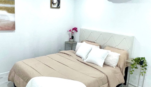 Charming studio in lovely Hollywood with WiFi, AC