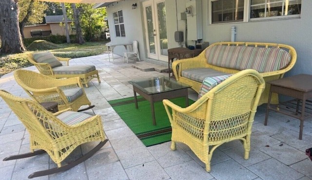 Charming studio w over an acre backyard, 3 minutes downtown and 10 minutes beach
