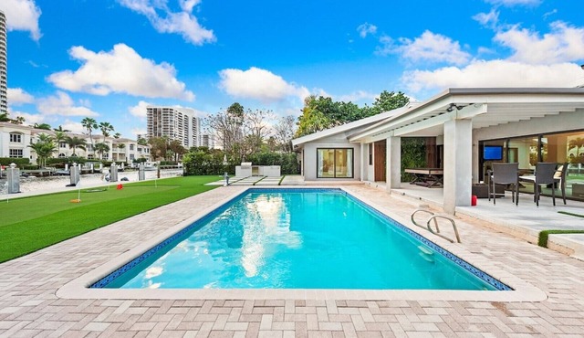 Charming Waterfront 5BR/4BTH Villa North of Miami