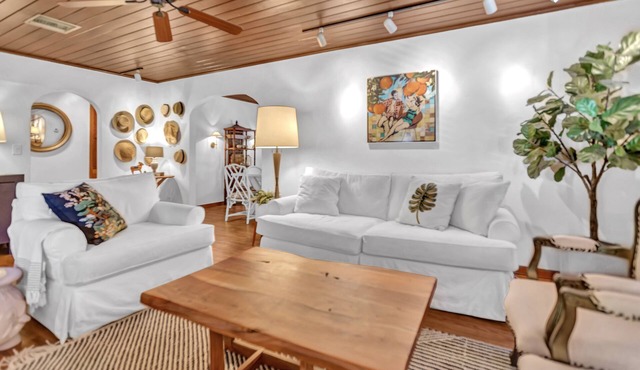 Chateau Mango, historic cottage with a pool!