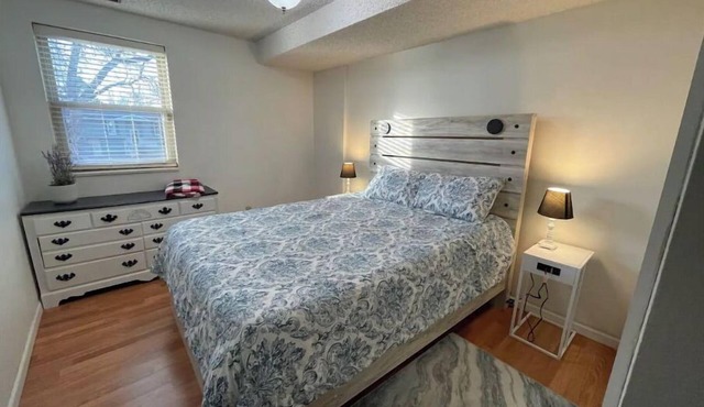 Cheerful 2-bedroom home with free parking