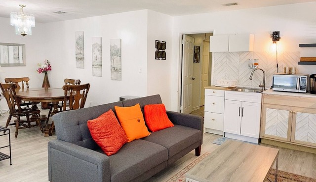 Cheerful, three bedrooms, centrally-located place near hospital, St Simons