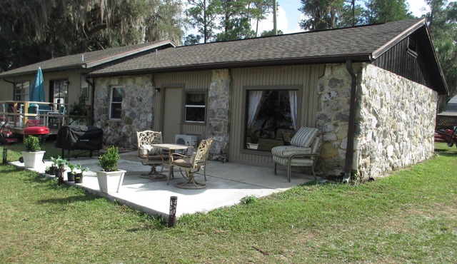 Cheerful water front stone cottage. With beach. on bike trail.
