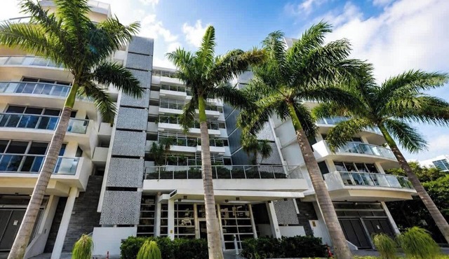 Chic Bay Harbor 3BR Rooftop Pool Free Parking