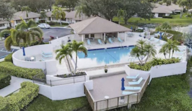 Chic Coastal Cottage PGA National with New Decor Close to Beaches, Golf & More!