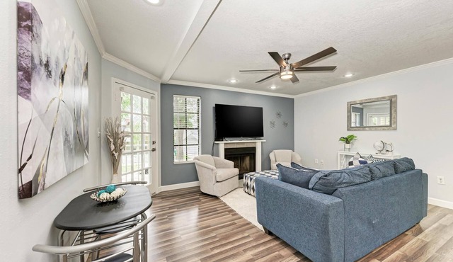 Chic & Cozy Updated Unit in Hyde Park!