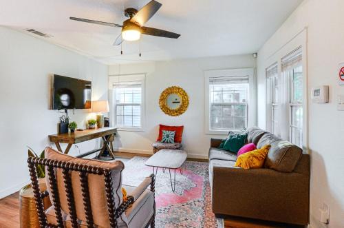 Chic Home ~ 2 Mi to TTU w/Grill & Yard in Lubbock