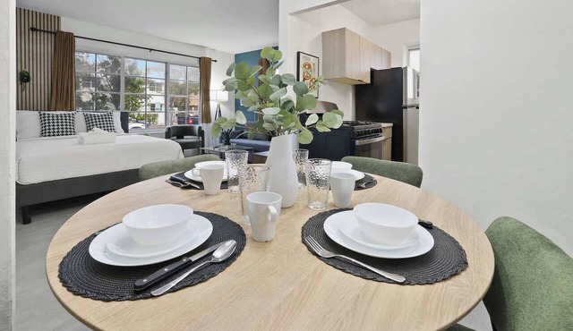 Chic Miami Beach Apt, Sleeps 4, Ocean Views