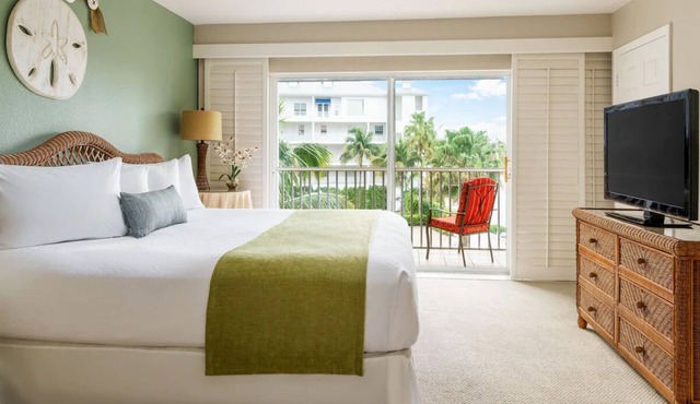 Classic 2BR Suite at Olde Marco Inn w/Kitchen + Spacious Living Area