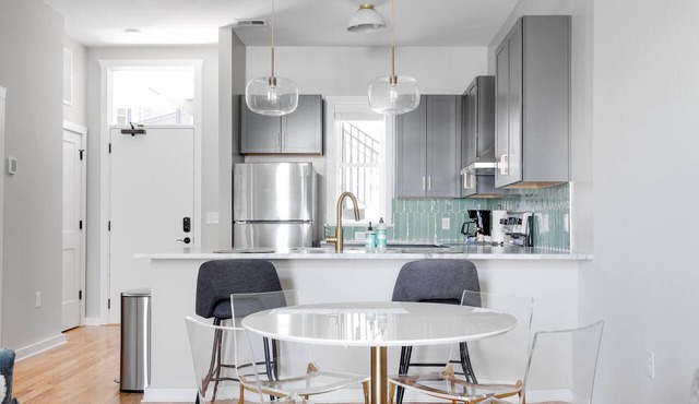 Classy, Spacious Apt Near Esteemed Restaurants in Richmond