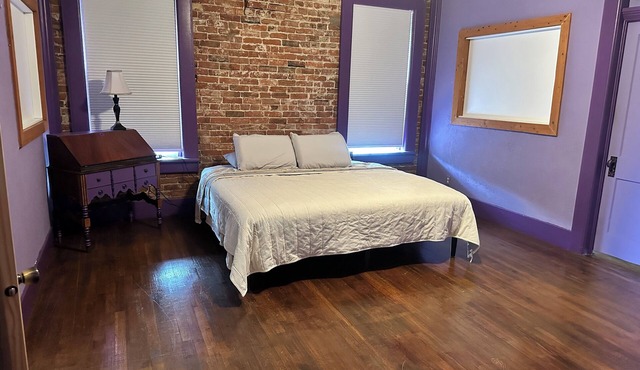 Clean, easily accessible 2bdrm apartment with AC. 2 mins to base - 15mins to KC in Leavenworth
