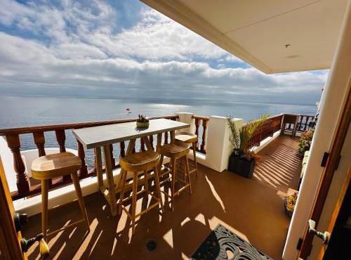 Cliffside villa w pool & hot tub in Avalon