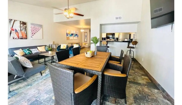 Close to Beach, Private Jacuzzi, BBQ, 70” TV