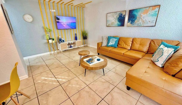 Close to the beach! Pool, gym, BBQ, *no pet fee*, LCO @ 6 pm