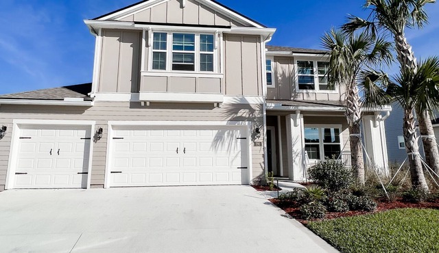 Close to the beach & downtown + pool, gym & playroom