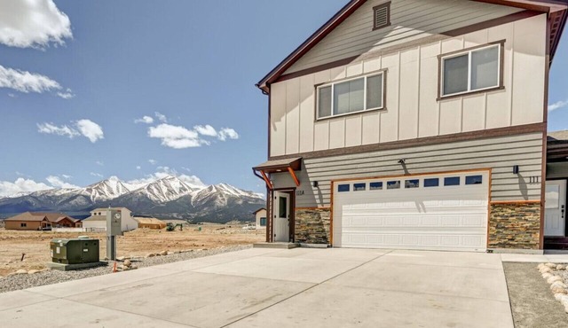 Close to town and dog walking area!