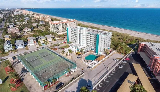 Cocoa Beach Direct Oceanfront - Balcony - Pool - Kitchen - Near Pier