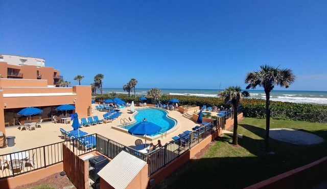 Comfortable 2 bedroom right on the beach