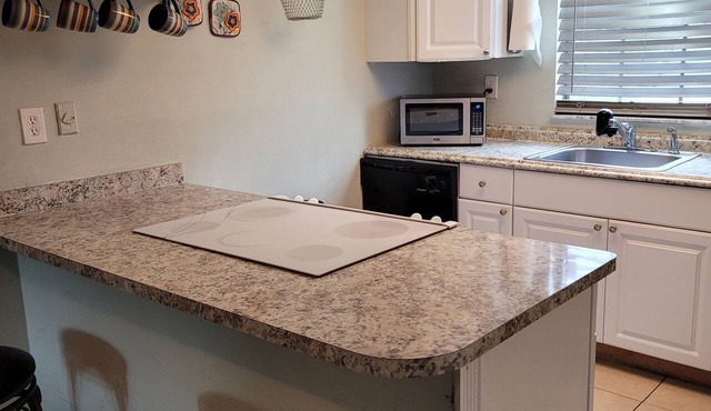 Comfortable centraly located home - 2-bedroom house with AC in Melbourne